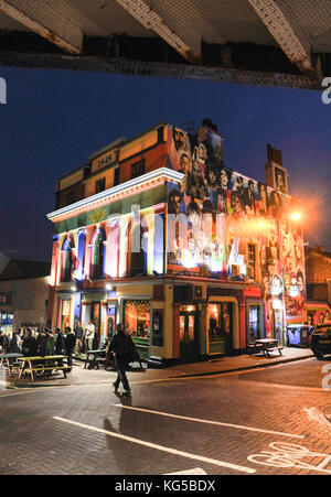 Il Prince Albert Pub in Trafalger Street a Brighton con il suo famoso murale musicale recentemente rinnovato dall'artista di strada locale Req Foto Stock