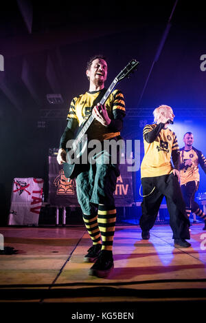 Saluzzi, Italia. 04 nov, 2017. jernej šavel(dubioza kolektiv ) esegue in saluzzo al pala 3 crs novmber 2017 credit: alberto gandolfo/Pacific press/alamy live news Foto Stock