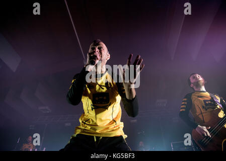 Saluzzi, Italia. 04 nov, 2017. almir hasanbegovi? (Dubioza kolektiv ) esegue in saluzzo al pala 3 crs novmber 2017 credit: alberto gandolfo/Pacific press/alamy live news Foto Stock