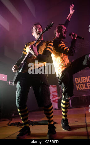 Saluzzi, Italia. 04 nov, 2017. jernej šavel(dubioza kolektiv ) esegue in saluzzo al pala 3 crs novmber 2017 credit: alberto gandolfo/Pacific press/alamy live news Foto Stock