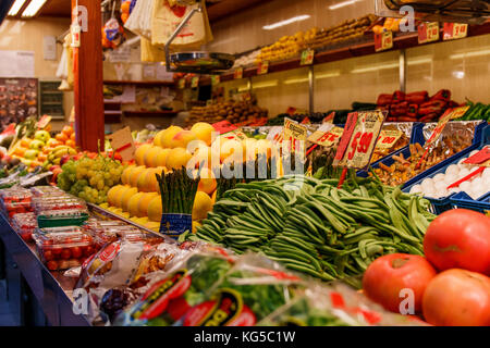 La frutta e la verdura stand in un mercato a madrid Foto Stock