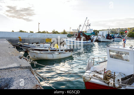 Ormeggiata barche colorate con attrezzatura da pesca sono legati con funi per il moro presso la porta locale. Foto Stock