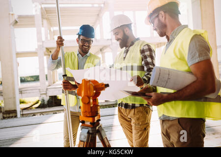 Ritratto di costruzione gli ingegneri che lavorano sul sito di costruzione Foto Stock