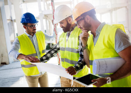 Ritratto di costruzione gli ingegneri che lavorano sul sito di costruzione Foto Stock