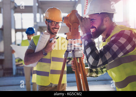 Ritratto di costruzione gli ingegneri che lavorano sul sito di costruzione Foto Stock
