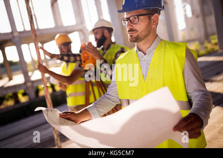 Foto di costruzione ingegnere di lavoro sul sito di costruzione Foto Stock