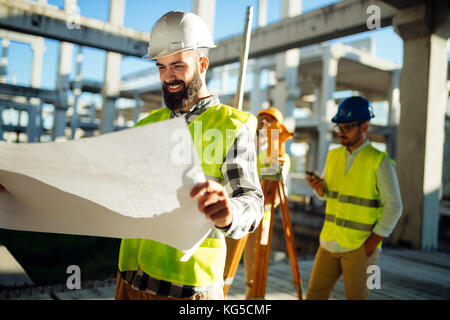 Foto di costruzione ingegnere di lavoro sul sito di costruzione Foto Stock