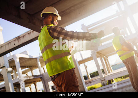 Foto di costruzione ingegnere di lavoro sul sito di costruzione Foto Stock