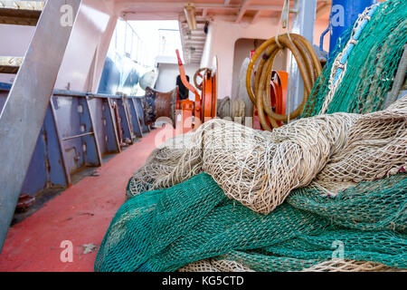 Cumulo di pesca commerciale netto e meccanismo di estrazione è in background. Foto Stock