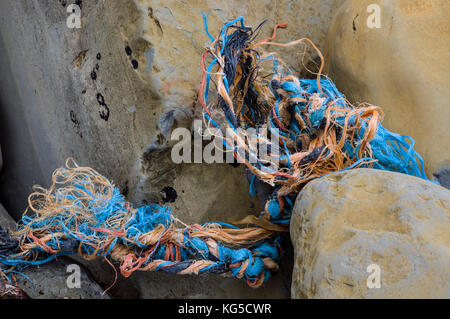 Lavate la pesca corda intrappolati nelle rocce a Kimmeridge, Dorset Foto Stock