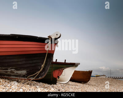Piccole barche di clinker su una tegola torna a Selsey Bill, Sussex Foto Stock