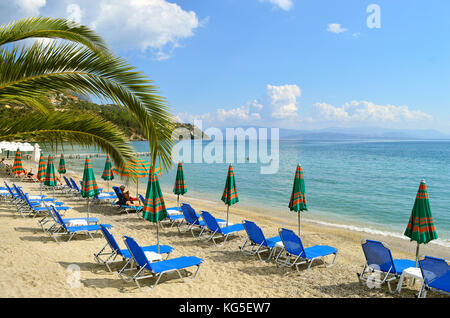 Sedie a sdraio sulla spiaggia di Ipsos a Corfu un'isola greca nel mar Ionio Foto Stock