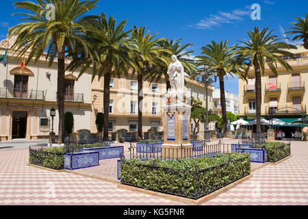 Ayamonte, città di frontiera con il Portogallo, di viaggio, di confine è rio guadiana (fiume), circa 21 mila abitanti, Plaza de la laguna, la statua della Vergine Maria, municipio sul lato sinistro Foto Stock