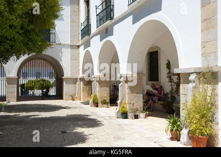 Faro, cattedrale sé, 13. Centesimo. Dietro la cattedrale un piccolo giardino con la cosiddetta Capela dos Ossos / Cappella di Bones, il cortile, Lagro da sé, Cidade Velha, Città Vecchia Foto Stock