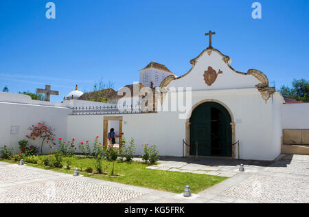 Faro, piccolo giardino dietro la cattedrale sé, 13. Cidade Velha, Città Vecchia, con la cosiddetta Capela dos Ossos / Cappella delle ossa Foto Stock