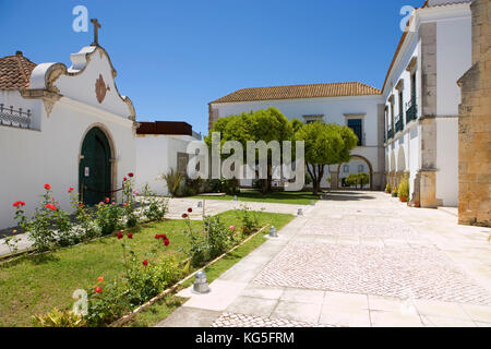 Faro, piccolo giardino dietro la cattedrale sé, 13. Cent. Con la cosiddetta Capela dos Ossos / Cappella di Bones, cantiere, Largo da sé, Cidade Velha, Città Vecchia Foto Stock