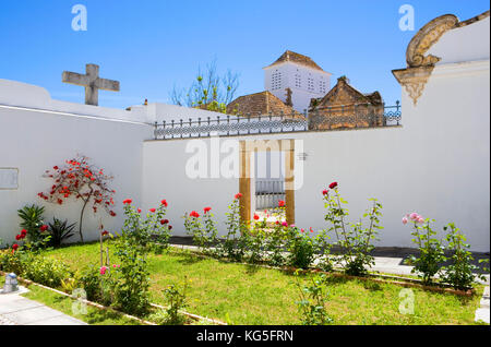 Faro, piccolo giardino dietro la cattedrale sé, cortile, Largo da sé, 13. Cent. Con la cosiddetta Capela dos Ossos / Cappella di Bones, Città Vecchia di Cidade Velha, Foto Stock