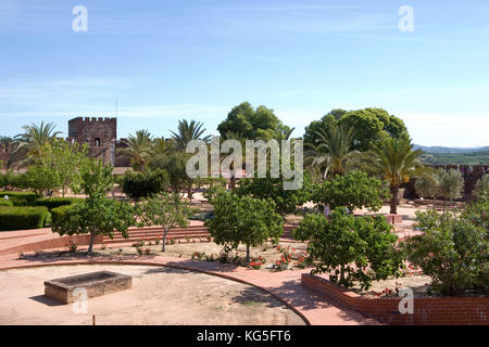 Silves, la città sul fiume Rio arado, cortile interno e le rovine del vecchio castello moresco Foto Stock