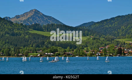 In Germania, in baviera, Tegernsee, barche a vela, Bad Wiessee, visto dalla nave, sentiero, fockenstein (montagna) (1564 m), blu cielo, Foto Stock