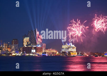 Battesimo 'Mein Schiff 6' il 1 giugno 2017 davanti all'Elbphilharmonie con spettacolo di luci e fuochi d'artificio Foto Stock