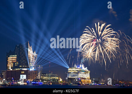 Battesimo 'Mein Schiff 6' il 1 giugno 2017 davanti all'Elbphilharmonie con spettacolo di luci e fuochi d'artificio Foto Stock