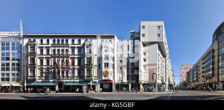 Berlino, Mitte, Friedrichstrasse al checkpoint Charlie in rappresentazione lineare, Streetline fotografia multiviprospettiva, casa museo al checkpoint Charlie, Foto Stock