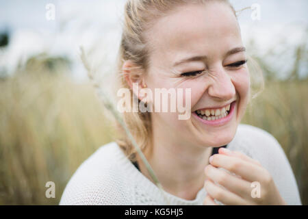 Giovane donna sorridente in natura Foto Stock