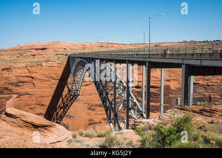 Ponte che attraversa il Glen Canyon oltre il Fiume Colorado in Northern Arizona, pagina, Stati Uniti Foto Stock