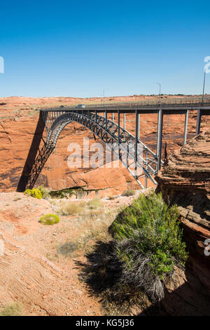 Ponte che attraversa il Glen Canyon oltre il Fiume Colorado in Northern Arizona, pagina, Stati Uniti Foto Stock