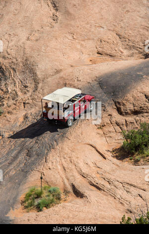 Hummer guida su slickrock trail, Moab, Utah, Stati Uniti d'America Foto Stock