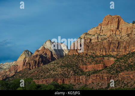 In ritardo la luce del sole incandescente sulle rocce del parco nazionale di Zion, Utah, Stati Uniti d'America Foto Stock