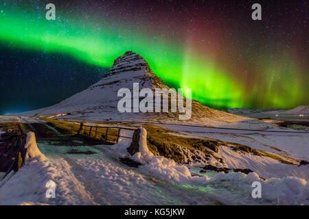 Aurora Borealis o aurora boreale sul monte Kirkjufell, penisola di Snaefellsnes, Islanda fotografando Kirkjufell (Chiesa montagna) con le Aurore a Grundarfjordur, sul lato nord della penisola di Snaefellsnes, Islanda Foto Stock