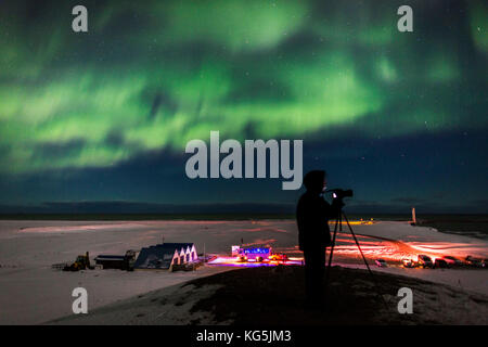 Fotografare le aurore boreali o luci del nord, jokulsarlon, breidamerkurjokull, vatnajokull calotta di ghiaccio, Islanda Foto Stock