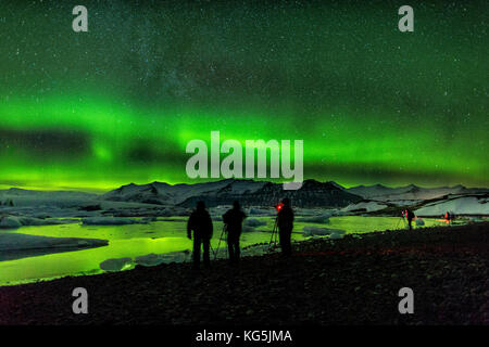 Fotografare le aurore boreali o luci del nord, jokulsarlon, breidamerkurjokull, vatnajokull calotta di ghiaccio, Islanda Foto Stock
