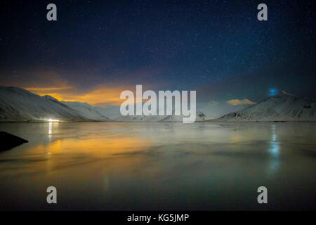 Notte stellata su kolgrafarfjordur, snaefellsnes peninsula, Islanda Foto Stock