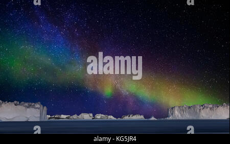 Composito Digitale - Aurora boreale o le luci del Nord in Islanda e gli iceberg in Groenlandia. Foto Stock