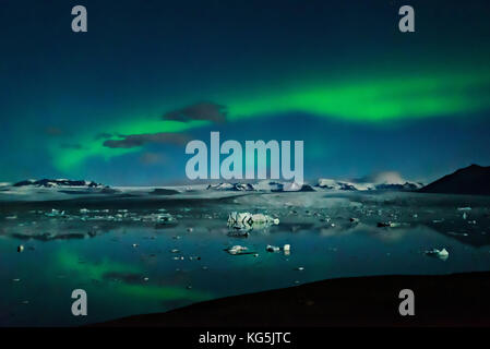 Luci del nord oltre il jokulsarlon laguna glaciale, Islanda Foto Stock