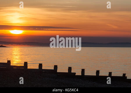 Inghilterra, East Sussex, Eastbourne, alba sulla spiaggia di Eastbourne Foto Stock