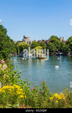 Inghilterra, Berkshire, Windsor, Castello di Windsor e il fiume Tamigi Foto Stock