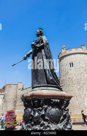 Inghilterra, berkshire, Windsor, statua della regina Victoria e il castello di Windsor Foto Stock