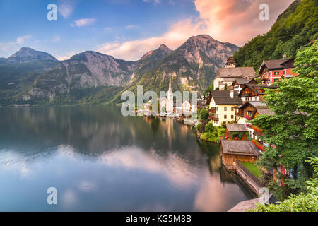 Il villaggio austriaco di Hallstatt e il lago, Austria superiore, regione di Salzkammergut, Austria Foto Stock