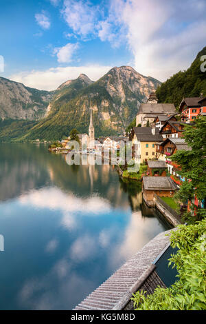 Il villaggio austriaco di Hallstatt e il lago, Austria superiore, regione di Salzkammergut, Austria Foto Stock