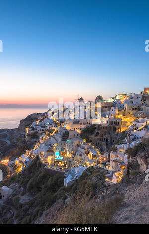 Oia - Santorini, Grecia il villaggio di Oia al tramonto Foto Stock