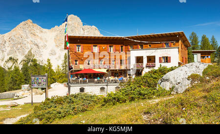 Una vista del Rifugio Fanes in una soleggiata giornata estiva della provincia di Bolzano, Alto Adige, trentino alto adige, italia Foto Stock