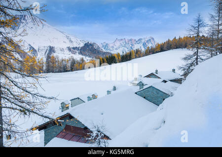 Il piccolo borgo di Petosan, con Grandes Jorasses sullo sfondo (Valle della Thuile, Valle d'Aosta, Italia, alpi Italiane) Foto Stock