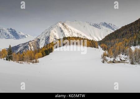 Il villaggio di Petosan nella sua cavità (Valle della Thuile, Valle d'Aosta, Italia, alpi Italiane) Foto Stock