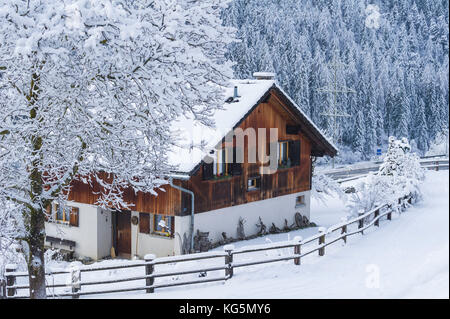 Una casa della cittadina di Filisur con la neve in inverno. La Svizzera, Europa Foto Stock