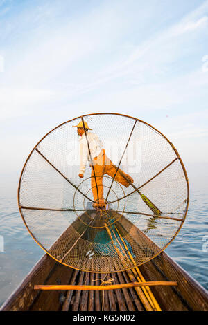 Lago Inle, Nyaungshwe township, Taunggyi distretto, Myanmar (Birmania). Pescatore locale con tipici conico di rete da pesca. Foto Stock