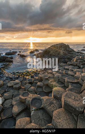 Irlanda del nord della contea di Antrim, giganti causeway al tramonto Foto Stock