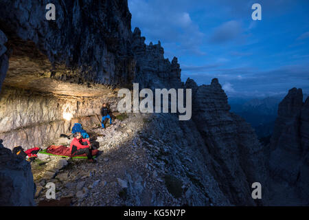 Sesto / Sesto, provincia di Bolzano, Dolomiti, Alto Adige, Italia. Luogo bivacco in una grotta dalla prima guerra mondiale Foto Stock